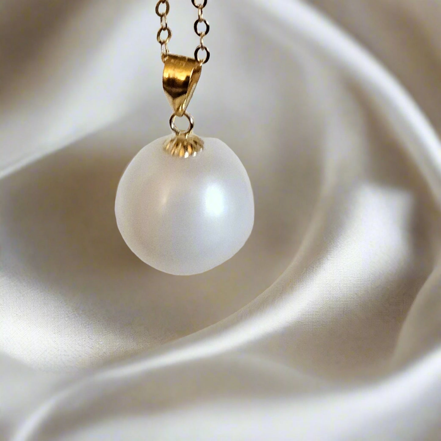 close up of waterdrop pearl with gold chain