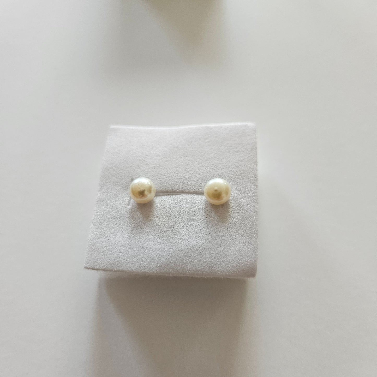 Classic Sophistication: Pearl Stud Earrings