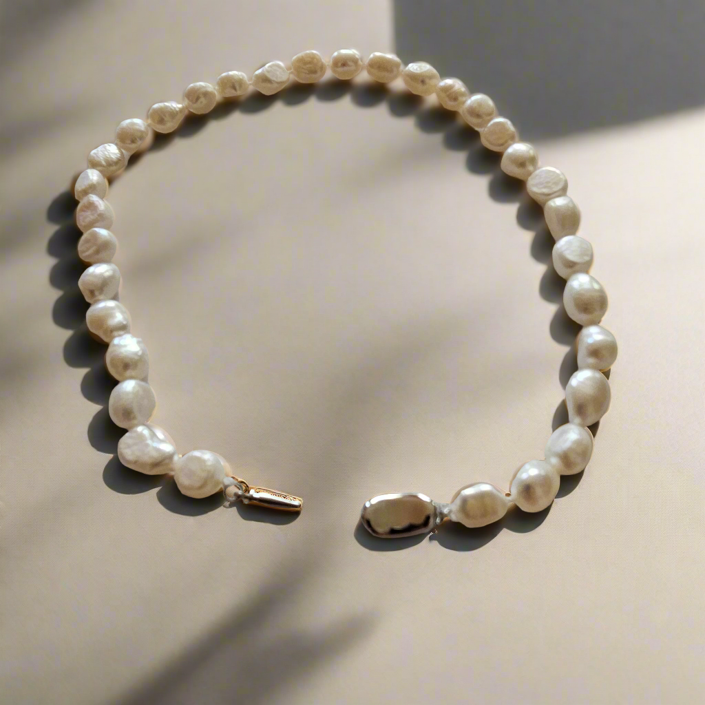 Cherished Elegance: A Baroque Pearl Choker Necklace, Timeless Sophistication